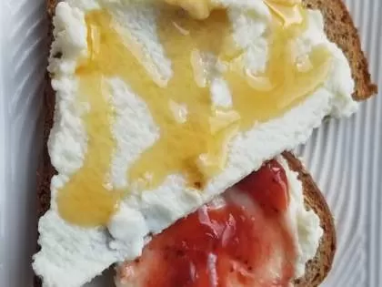 Toast with ricotta, honey and jam