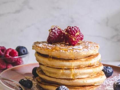 Fluffy pancakes with berries