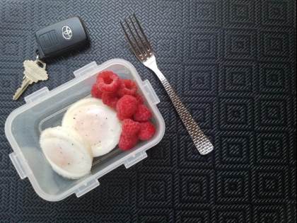 Poached eggs and berries on the go